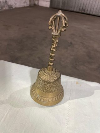 Campanella in ottone con manico decorato