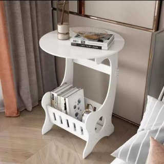 Tavolino bianco con porta riviste