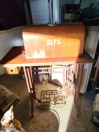 Máquina de coser antigua Alfa