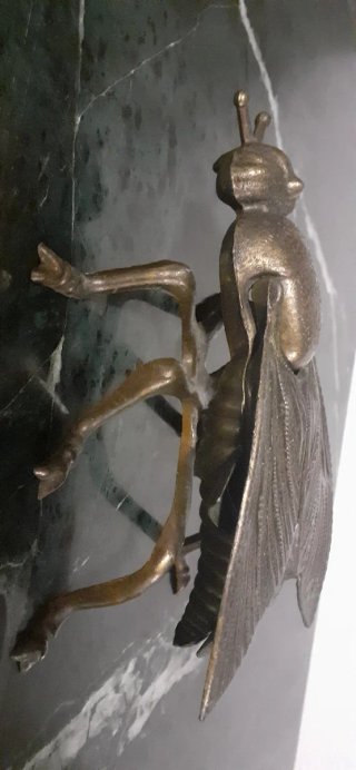 Gran mosca antigua de latón. Figura joyero.