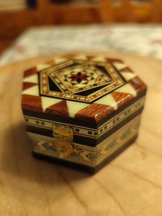 Caja de madera con marquetería geométrica