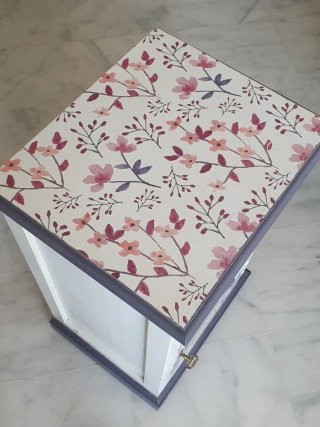 Mesita Auxiliar Floral Morada y Blanca