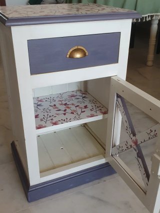 Mesita Auxiliar Floral Morada y Blanca