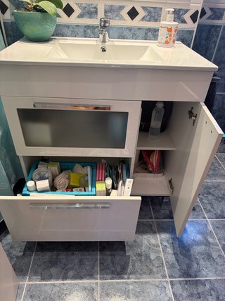 Mueble de baño blanco y plateado