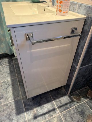 Mueble de baño blanco y plateado