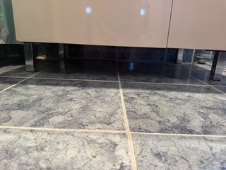 Mueble de baño blanco y plateado