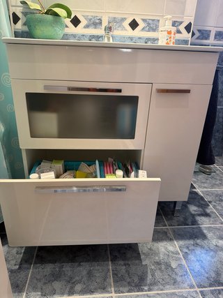 Mueble de baño blanco y plateado