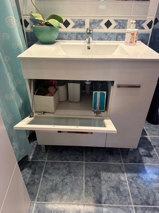 Mueble de baño blanco y plateado