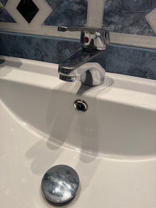 Mueble de baño blanco y plateado