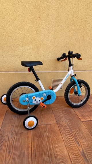 Bicicleta infantil Btwin con ruedines.