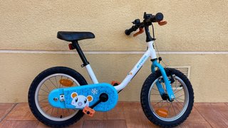 Bicicleta infantil Btwin con ruedines.