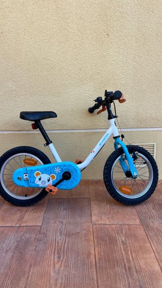 Bicicleta infantil Btwin con ruedines.