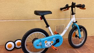 Bicicleta infantil Btwin con ruedines.