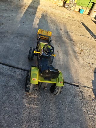 Tractor de pedales Claas Juguete