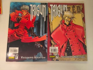 Lote con 12 comics manga.