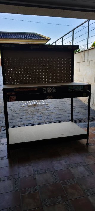 Banco de trabajo con panel perforado