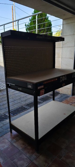 Banco de trabajo con panel perforado