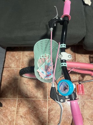 Bicicleta infantil rosa con ruedines