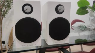 Altavoces Triangle Blancos y Negros