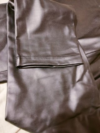 Pantalones efecto piel negros