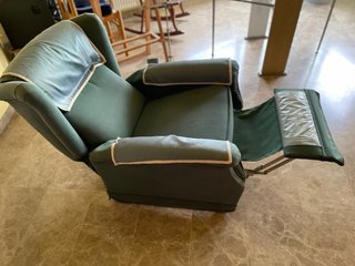 Sillón reclinable de tela verde