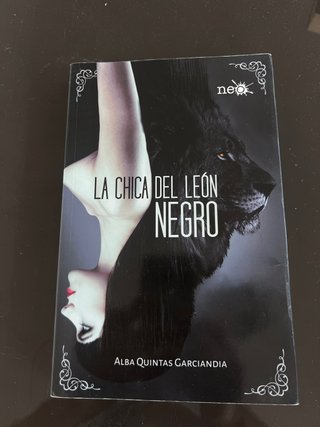 La chica del león negro