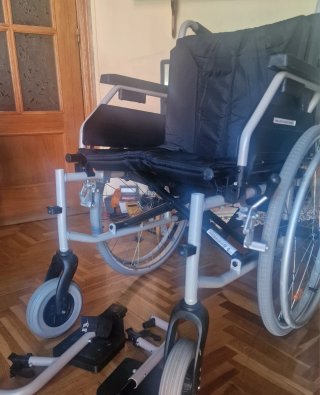Silla de ruedas casi nueva , reposapies y cogin