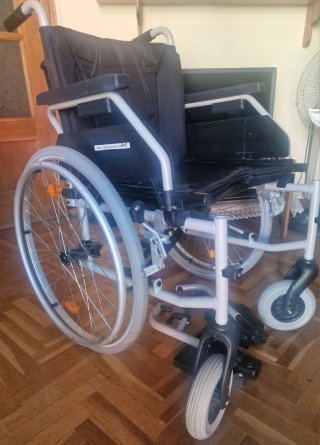 Silla de ruedas casi nueva , reposapies y cogin