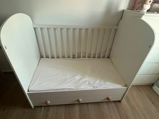 Cuna convertible blanca con cajón