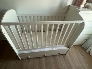 Cuna convertible blanca con cajón