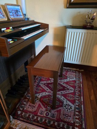 Banco de madera para piano u otros usos.