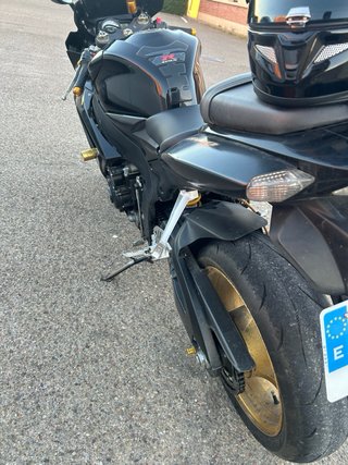 Suzuki GSX-R600 K7 Negra y Dorada