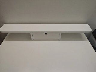 Escritorio blanco y negro con cajón