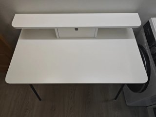 Escritorio blanco y negro con cajón