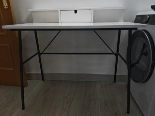 Escritorio blanco y negro con cajón