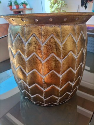 Macetero de latón dorado con diseño