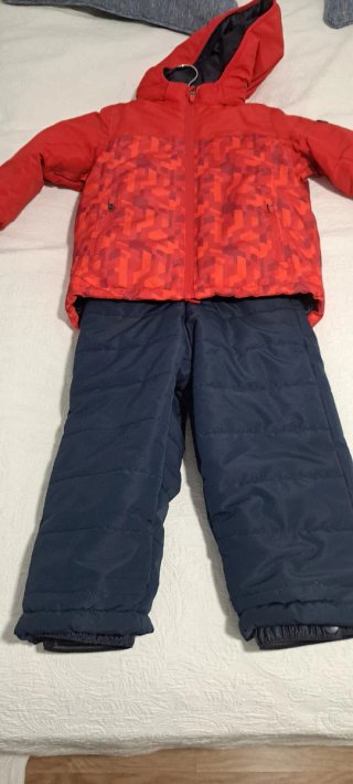Traje de esquí infantil 4-6 años. Solo 2 usos.