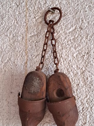 Adornos antiguos de madera y metal