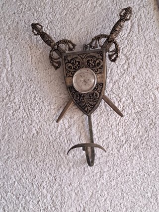 Adornos antiguos de madera y metal