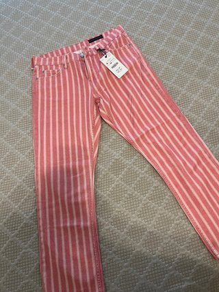 Pantalón vaquero rosa y blanco a rayas