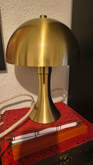 Lámpara de mesa dorada metálica