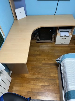 Escritorio de esquina madera y estantería
