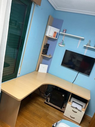 Escritorio de esquina madera y estantería
