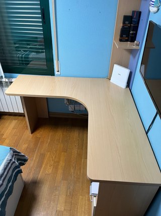 Escritorio de esquina madera y estantería
