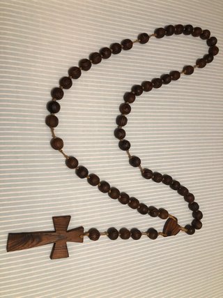 Rosario de madera con cruz, año 50.