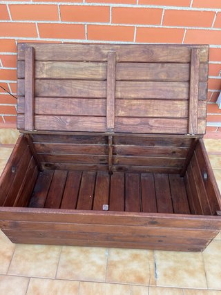Banco almacenaje de madera
