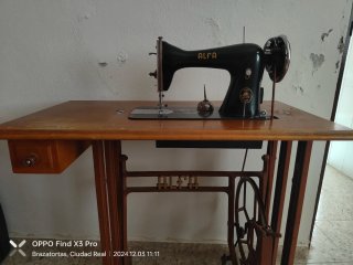 Máquina de Coser Alfa Antigua