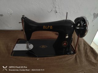 Máquina de Coser Alfa Antigua