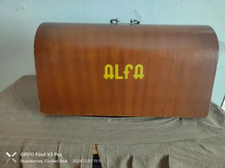 Máquina de Coser Alfa Antigua