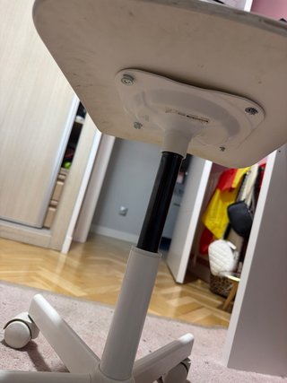 Silla Ikea blanca con ruedas